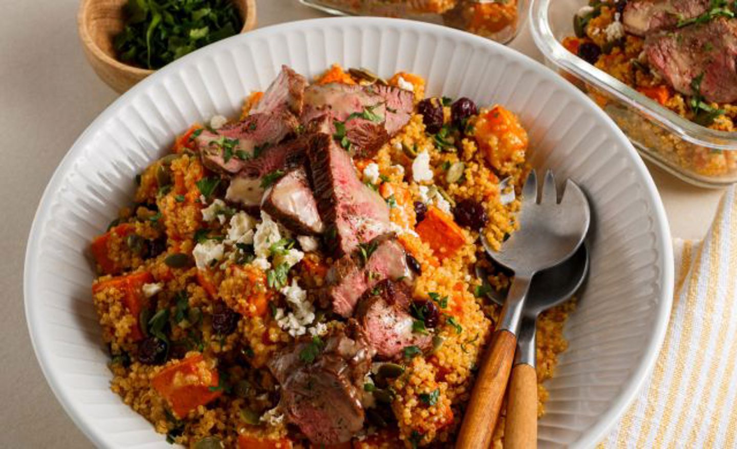 Salade de quinoa, patates douces rôties, feta et cubes de veau 640x390 po.jpg (1)
