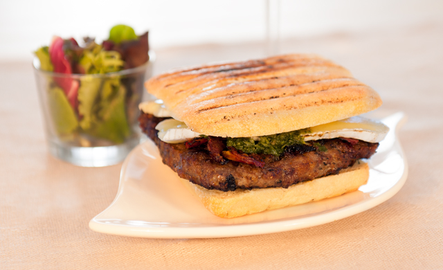 Burger De Veau Du Quebec Aux Tomates Sechees Et Au Basilic 129