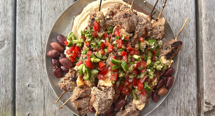 Brochettes De Veau Et Halloumi Style Moyen Orient Houmous Et Salade Libanaise