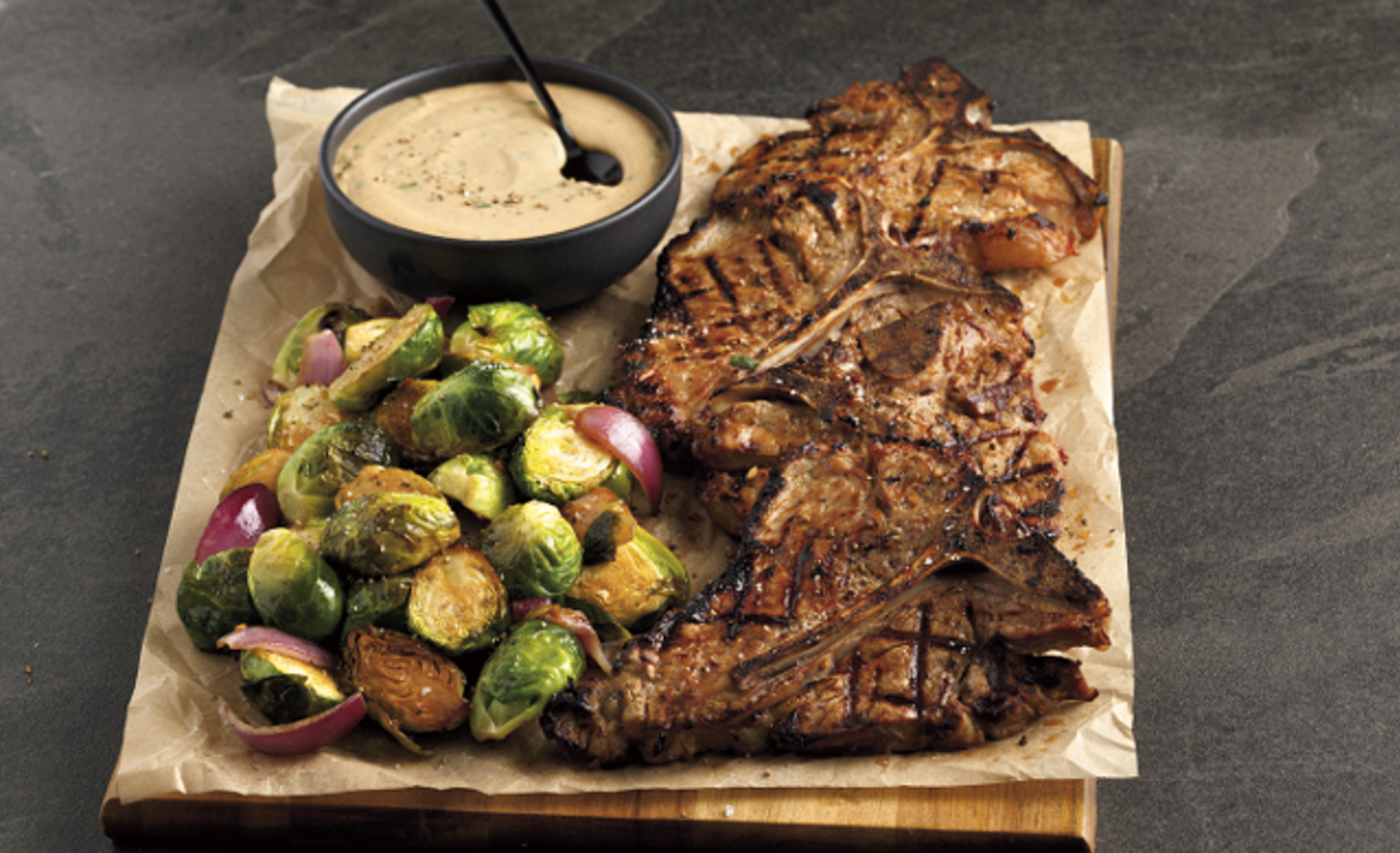 Cotelettes De Longe De Veau Marinees Au Tamari Sauce Aux Arachides