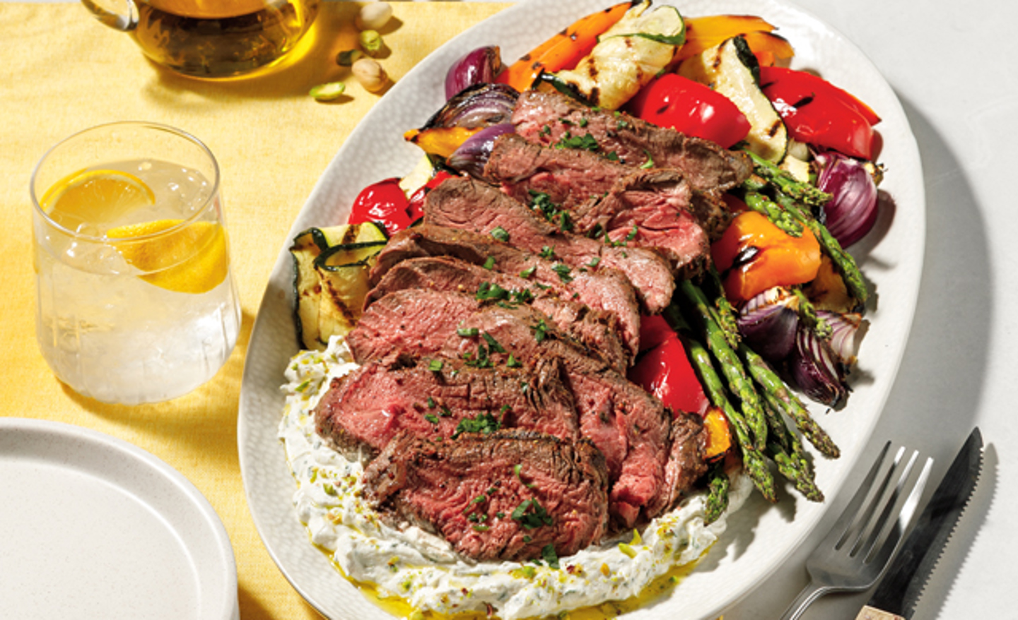 Filet de veau mariné et légumes grillés sur labneh