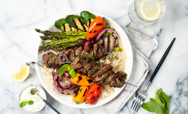 Bol De Filet De Veau Style Souvlaki Legumes Grilles Et Sauce Tzatziki