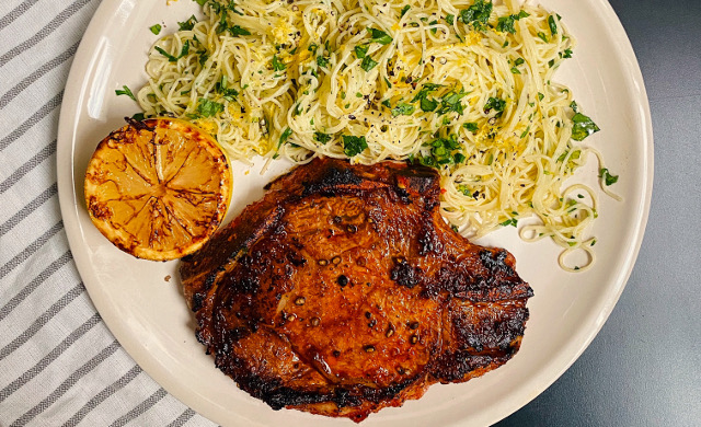 Cotelette De Longe De Veau A La Sauce Piri Piri Avec Cheveux D Ange Au Persil Et Au Citron 206