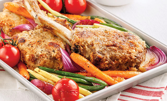 Cotelettes De Veau Du Quebec Croustillantes Et Legumes Sur La Plaque