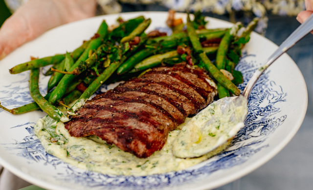 Bavette De Veau Grill e Avec Salade De Haricots Verts Et Sauce Cr meuse bavette-de-veau-grill-e-avec-salade-de-haricots-verts-et-sauce-cr-meuse