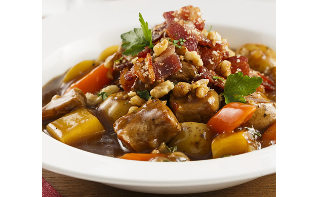 Cubes De Veau Du Quebec Braises Aux Legumes Croustillant Au Bacon