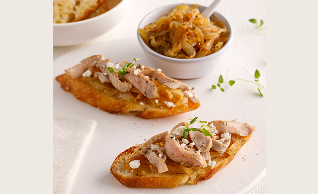 Canapes De Veau Du Quebec Oignons Caramelises Et Feta