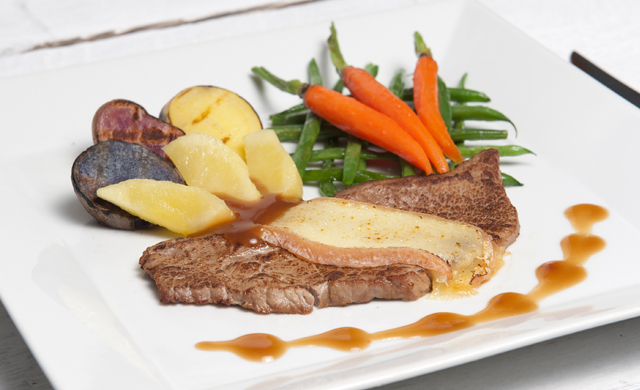 Escalopes De Veau Du Quebec Au Fromage Oka Sauce Aux Pommes 091