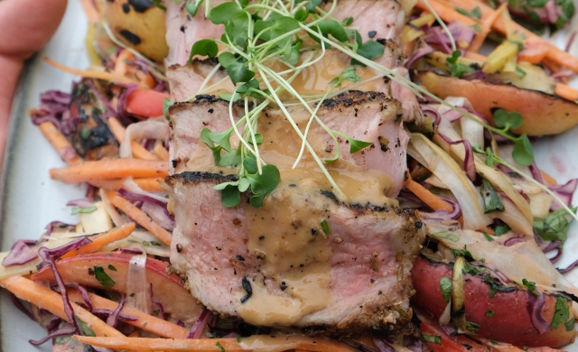 Cotes De Veau Avec Croute D Epices A L Asiatique Sur Salade De Peches Grillees En Vinaigrette Au Tahini 207