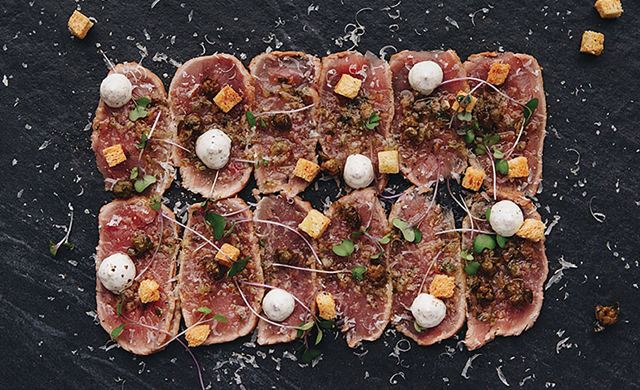 Tataki De Filet De Veau Du Quebec Anchoiade Citron Capres