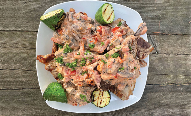 Cotelettes De Longe De Veau Et Sauce Aux Champignons Vin Blanc Et Tomates