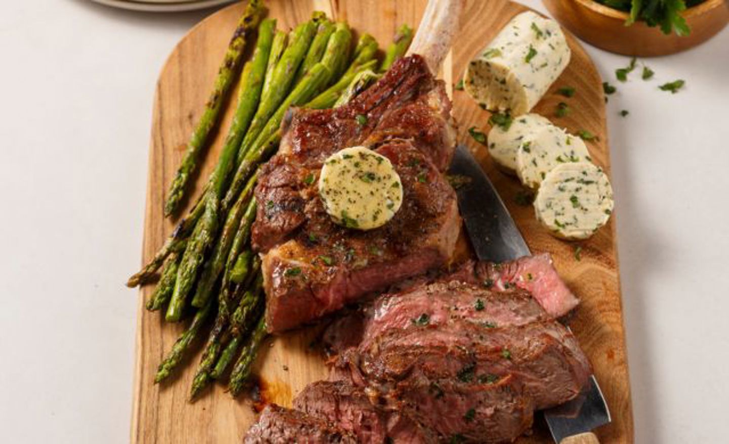 Tomahawks Grilles Avec Beurre Maitre D Hotel 640X390px