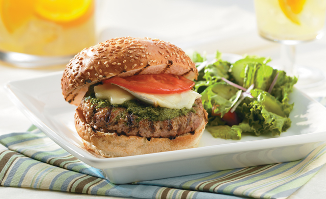 Burger De Veau Du Quebec Au Pesto Et Au Brie