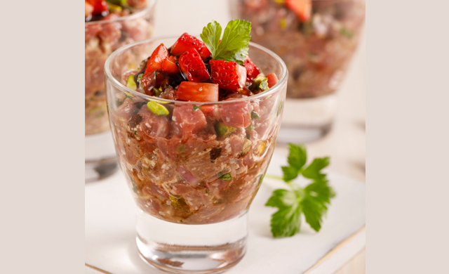 Tartate De Veau Du Quebec Aux Fraises Et Eclats De Cacao En Verrines 019