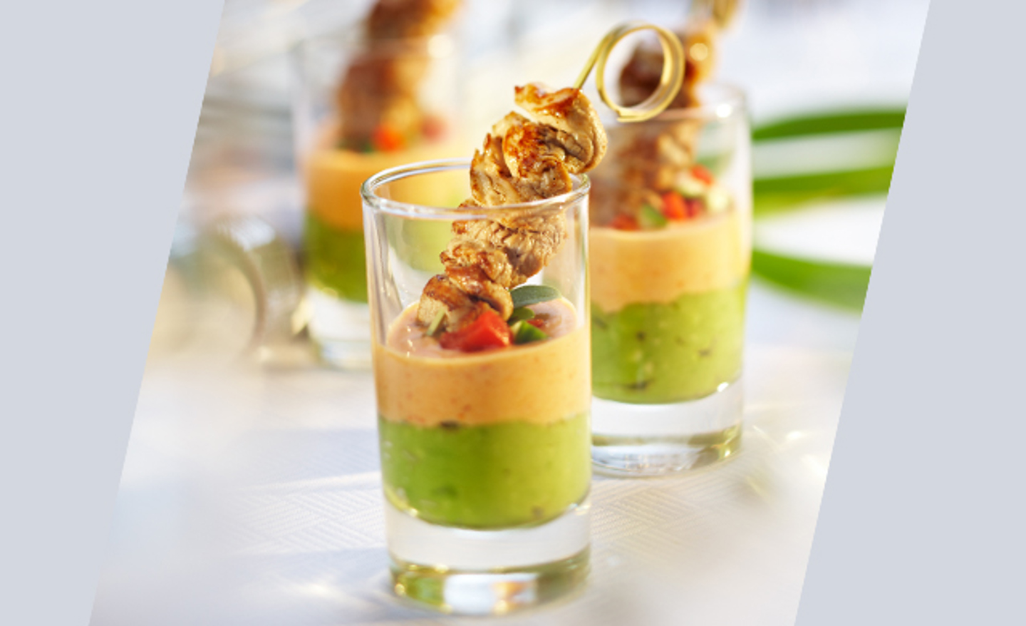 Satay De Veau Du Quebec En Verrine De Guacamole Et Mousse De Poivron Grille