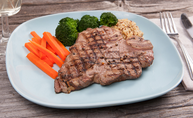 Biftecks D Aloyau Cotelettes De longe De Veau Du Quebec A L Echalote Et Au Vin Rouge