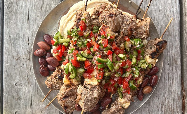 Brochettes De Veau Et Halloumi Style Moyen Orient Houmous Et Salade Libanaise